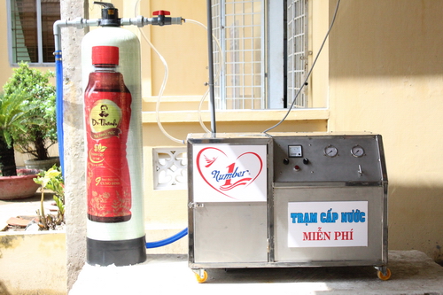 Máy lọc nước nhiễm mặn thành nước ngọt số hiệu NL 300 công suất 300 lít/ giờ được lắp đặt tại UBND xã Thạnh Phú Đông, huyện Giồng Trôm